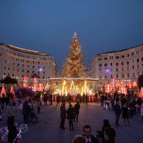 Χριστουγεννιάτικο δέντρο στην πλατεία Αριστοτέλους