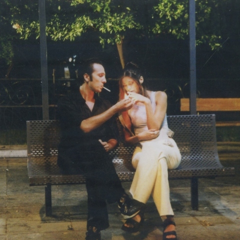 Αποκλειστικό: Ο Ρένος Χαραλαμπίδης μοιράζεται ιστορίες και αδημοσίευτες εικόνες από την ταινία «Φτηνά Τσιγάρα» πριν την προβολή της αυθεντικής κόπιας στον κινηματογράφο «Δαναός», τον Ιανουάριο του 2023.