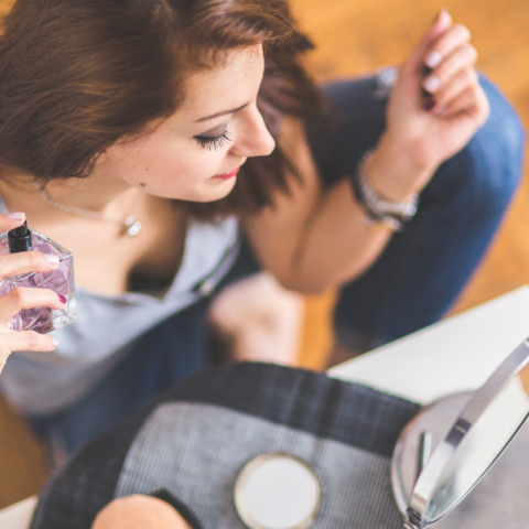 Γυναίκα που βάζει άρωμα