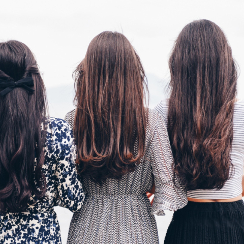 Τρία κορίτσια με μακριά μαλλιά