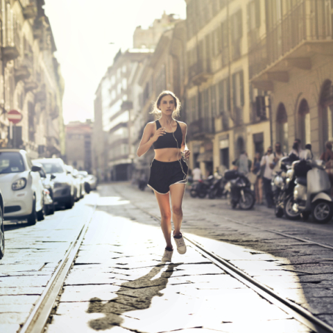 Κοπέλα που τρέχει