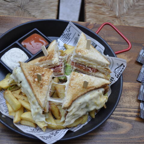 Nathan's Saloon: H rock pub στην Πανόρμου, στην οδό Αλέξη Παυλή 44, και το club sandwich που ξεχωρίζει από το μενού της.