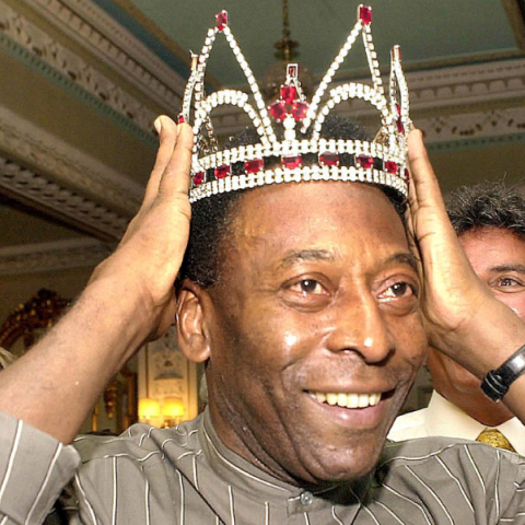 Ο Pele φοράει ένα στέμμα που του δίνουν οι οπαδοί που τον αποκαλούν Βασιλιά του Ποδοσφαίρου