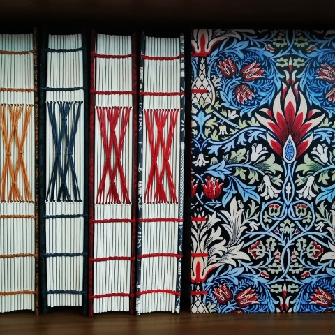 To ατελιέ Artarios Handmade, στον Άγιο Δημήτριο, που φτιάχνει χειροποίητα ημερολόγια και σημειωματάρια γραφής και σχεδίου