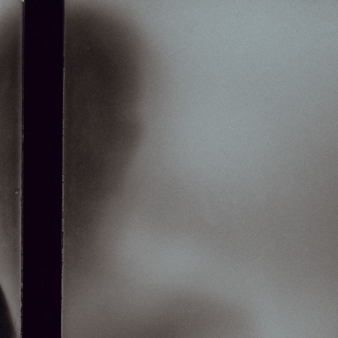 Αγόρι που φαίνεται η σκιά του πίσω από τζάμι