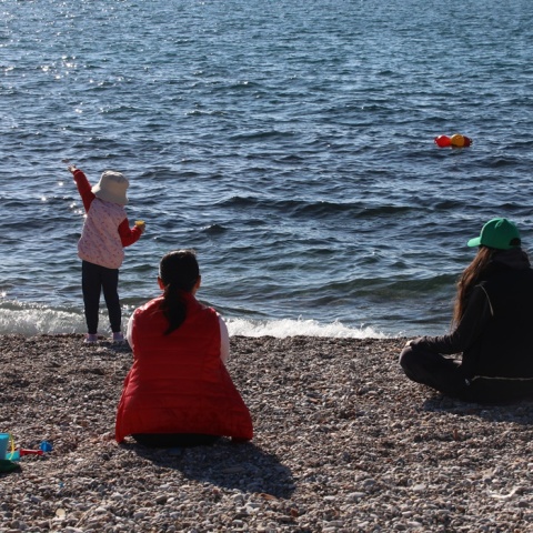 Πολίτες στην παραλία απολαμβάνουν τον καλό καιρό
