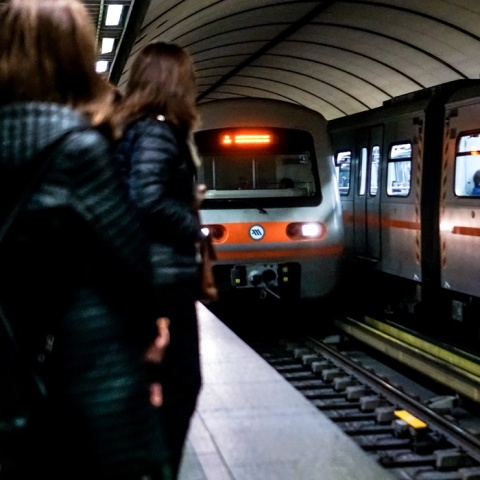 Συρμός του μετρό μπαίνει σε σταθμό, όπου αναμένουν επιβάτες