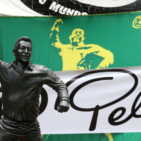 Άγαλμα του Πελέ και μπάνερ με το οποίο αποδίδεται τιμή στον σπουδαίο ποδοσφαιριστή