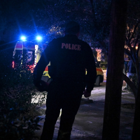 Αστυνομικός δίπλα σε ασθενοφόρο του ΕΚΑΒ