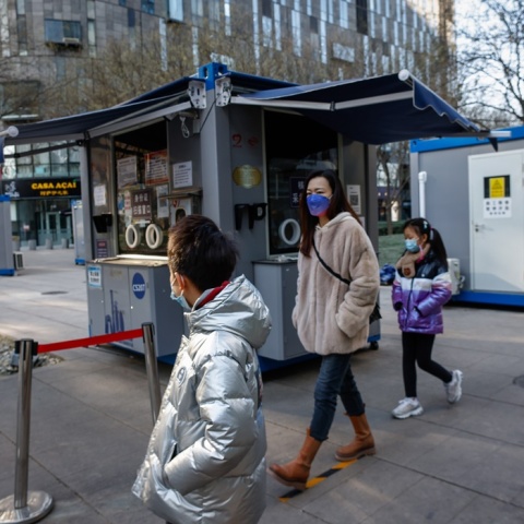 Πολίτες στην Κίνα φορούν μάσκα για την προστασία τους από τον κορωνοϊό