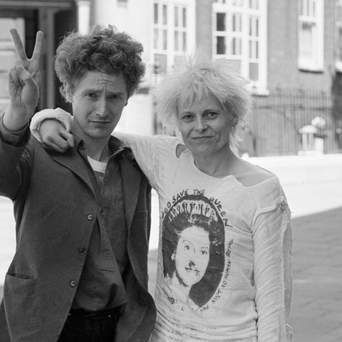 Η Βίβιεν Γουέστγουντ με τον μάνατζερ των Sex Pistols και κολλητό της Malcolm McLaren έξω από την Bow street
