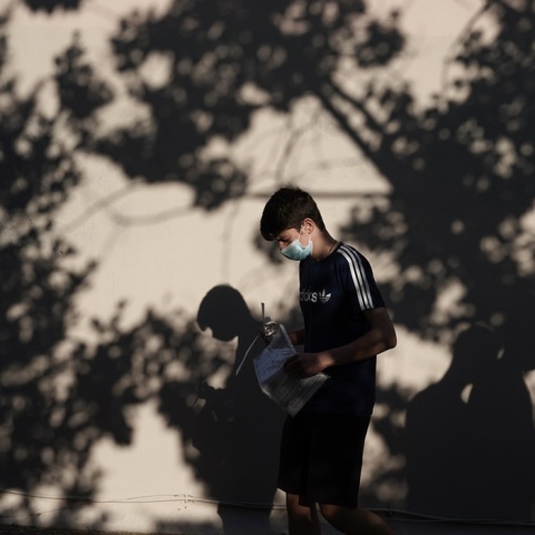 Μαθητής φορά μάσκα κατά την προσέλευσή του στο σχολείο