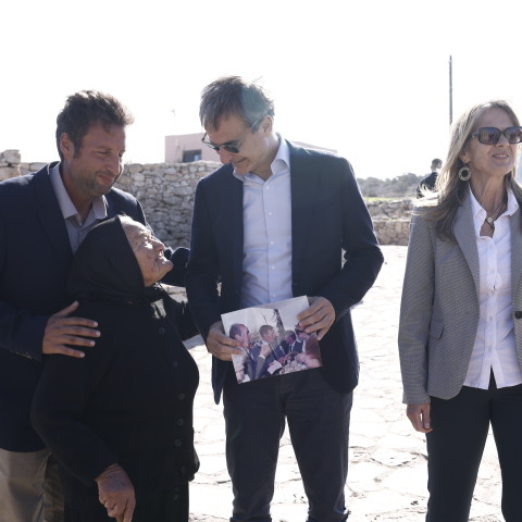 Η συνάντηση του Κυριάκου Μητσοτάκη με γιαγιά στη Γαύδο