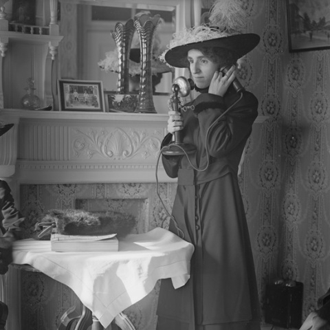 Γυναίκες με ρούχα εποχής μιλούν στο τηλέφωνο