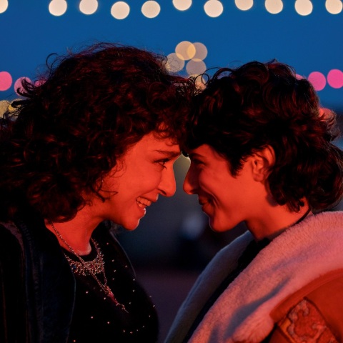 «Η απατηλή ζωή των ενηλίκων»: Η τηλεοπτική μεταφορά του μυθιστορήματος της Έλενα Φεράντε στη σειρά του Netflix με τις Giordana Marengo και Valeria Golino.