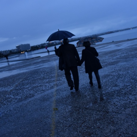 Άτομα με ομπρέλες στην παραλία της Θεσσαλονίκης