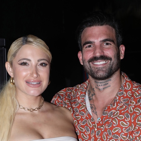 Ιωάννα Τούνη και Δημήτρης Αλεξάνδρου ποζάρουν αγκαλιά σε νυχτερινή τους έξοδο