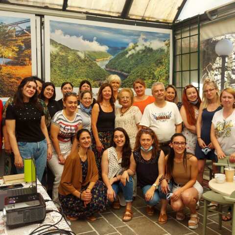 Εκπαιδευτές και συμμετέχοντες στο σεμινάριο που παρέδωσε ο νορβηγικός οργανισμός «Alternative to Violence» προς ψυχολόγους, κοινωνικούς λειτουργούς, εκπαιδευτικούς και αστυνομικούς της περιφέρειας Δράμας ©Ένωση Κυριών Δράμας