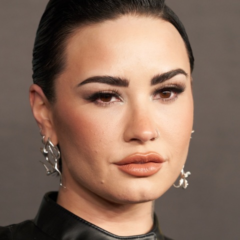 Αποσύρθηκε αφίσα της τραγουδίστριας Ντέμι Λοβάτο στη Βρετανία - Η ρυθμιστική αρχή αποφάνθηκε ότι «πιθανόν να προκαλέσει σοβαρή προσβολή στους χριστιανούς».