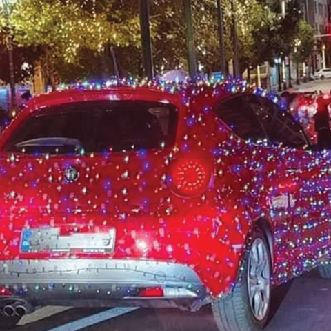 Αυτοκίνητο με χριστουγεννιάτικα φωτάκια