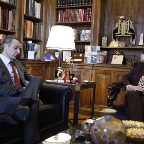 Ο πρωθυπουργός Κυριάκος Μητσοτάκης καθισμένος στον καναπέ του Προεδρικού Μεγάρου κατά τη συνάντησή του με την Πρόεδρο της Δημοκρατίας, Κατερίνα Σακελλαροπούλου