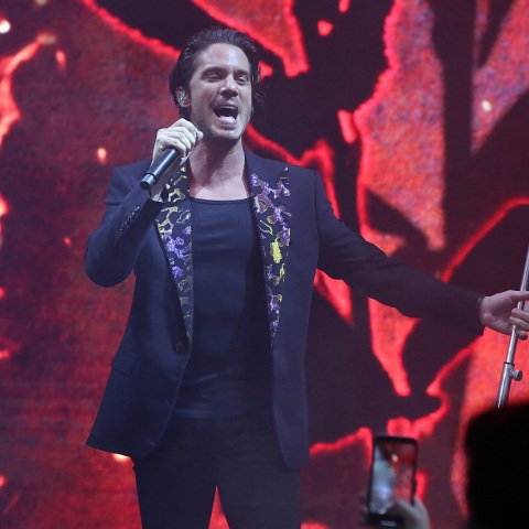 Θαμώνας έριχνε πανέρια με λουλούδια στον Νίκο Οικονομόπουλο και σχεδόν να τον πετύχει λίγο κάτω από τη ζώνη - Η αντίδρασή του από το μικρόφωνο.