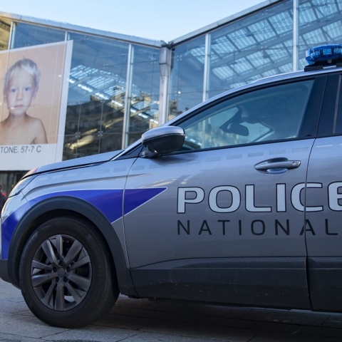 Περιπολικό στο Παρίσι έξω από τον σιδηροδρομικό σταθμό