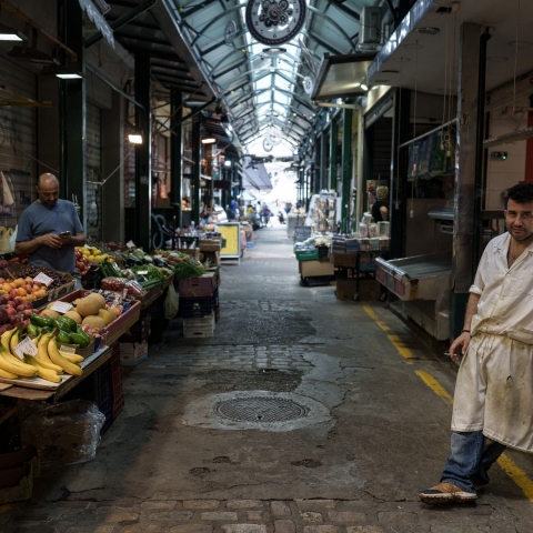 Πολίτες δίπλα ή πίσω από τους πάγκους τους στην αγορά Καπάνι