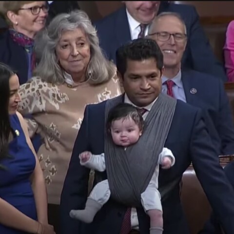 Ο Jimmy Gomez με τον γιο του στο μάρσιπο