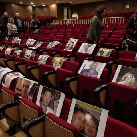 Δίκη για τη φωτιά στο Μάτι: Φωτογραφίες των θυμάτων στο καθίσματα του δικαστηρίου