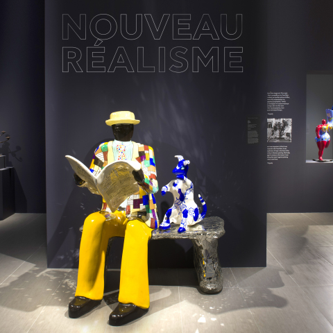 Άποψη από την έκθεση «Nouveau Réalisme» στο Ίδρυμα Β. & Ε. Γουλανδρή με το έργο της Niki de Saint Phalle «Το παγκάκι»