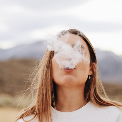 Γυναίκα που καπνίζει