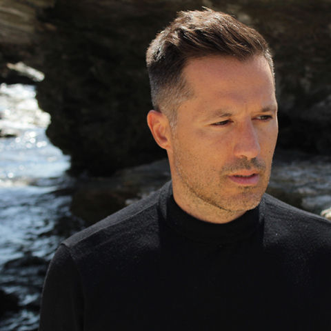 Ο τραγουδιστής Αδάμ Τσαρούχης