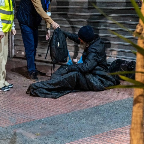 Δήμος Αθηναίων: Σακίδια με χειμερινά είδη πρώτης ανάγκης μοιράστηκαν στους άστεγους της πόλης από τις ομάδες street work του Κέντρου Υποδοχής και Αλληλεγγύης.