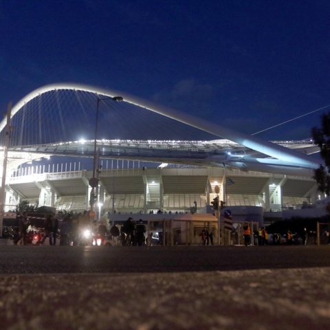 Νυχτερινή φωτογραφία έξω από το ΟΑΚΑ