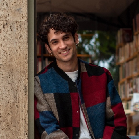 Ο Ορέστης Χαλκιάς αγνώριστος πριν το Maestro - Ο πρωταγωνιστής της σειράς του Χριστόφορου Παπακαλιάτη τραγουδά και παίζει μπάσο στο Schoolwave του 2009.