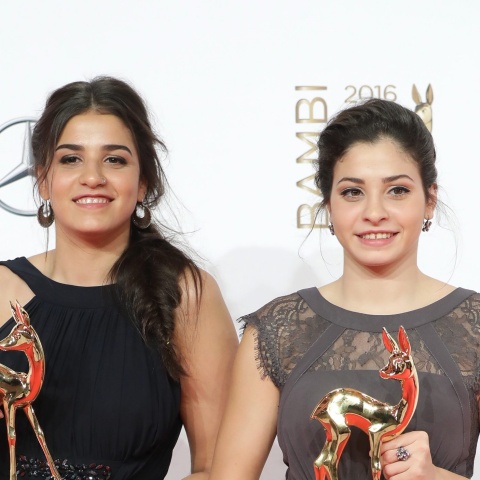 H Sarah Mardini με την αδελφή της, Yusra, σε απονομή βραβείων στη Γερμανία