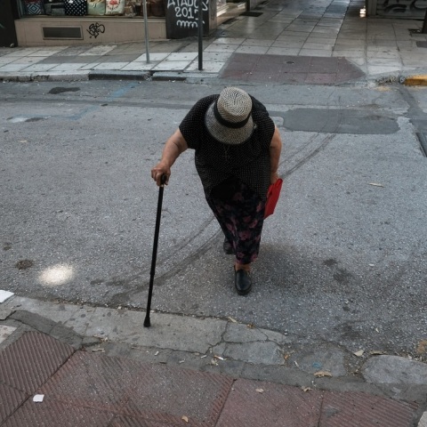 Νέα υπόθεση ενδοοικογενειακής βίας εξελίχτηκε στο Ηράκλειο, με έναν 46χρονο να χτυπάει την 76χρονη και πάσχουσα από άνοια μητέρα του.