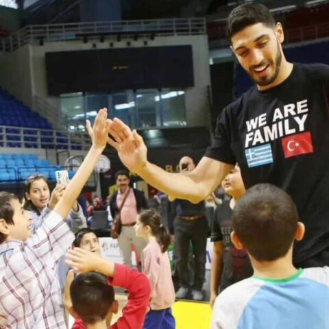 Ο Ενές Καντέρ απάντησε στην κίνηση της τουρκικής κυβέρνησης να τον επικηρύξει για 500 χιλιάδες ευρώ.