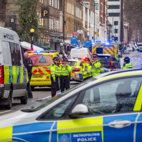 Συναγερμός στο Λονδίνο: Πυροβολισμοί στο κέντρο της πόλης, έξω από εκκλησία – Τραυματίστηκαν 3 γυναίκες και ένα κορίτσι.