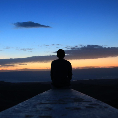 Άνδρας στην ανατολή του ήλιου