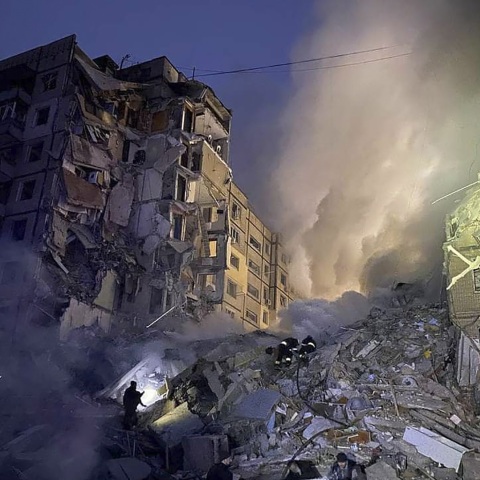 Πόλεμος στην Ουκρανία: Οι Ρώσοι βομβάρδισαν πολυκατοικία στο Ντνίπρο - Δεκάδες τραυματίες και παγιδευμένοι - Άρματα μάχης στέλνει το Λονδίνο.