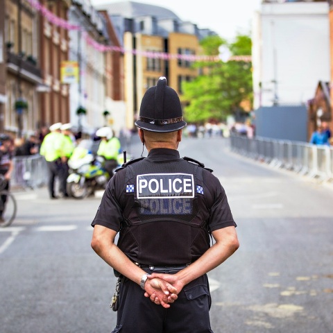 Βρετανία: Ένοπλος αξιωματικός της Μητροπολιτικής Αστυνομίας παραδέχθηκε δεκάδες βιασμούς και σεξουαλικά αδικήματα κατά 12 γυναικών.