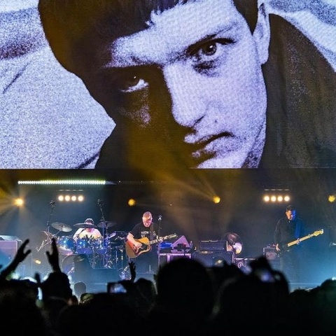 New Order: Κυκλοφόρησαν t-shirt Blue Monday με αφορμή την επέτειο, για την ενίσχυση οργάνωσης ψυχικής υγείας - Τι είπαν για το τραγικό τέλος του Ίαν Κέρτις.