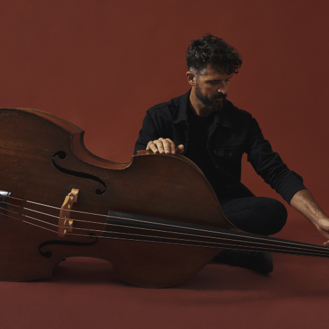 Συνέντευξη: Ο κοντραμπασίστας Πέτρος Κλαμπάνης μιλάει για το νέο άλμπουμ «Tora Collective», έναν δίσκο που ασχολείται δημιουργικά την ελληνική μουσική παράδοση.