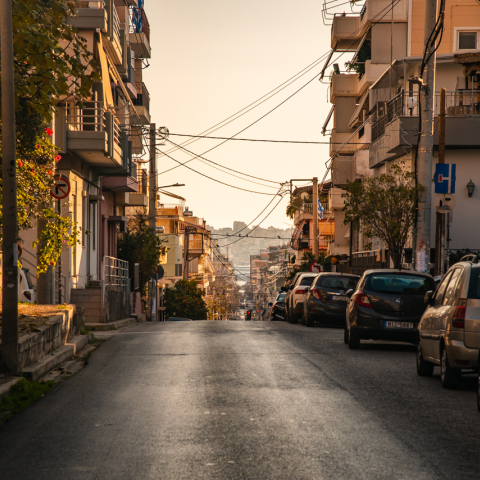 Στενοί δρόμοι, μεγάλες ανηφόρες και κατηφόρες, χαμηλά σπίτια, και η αύρα μιας κλασικής εργατικής γειτονιάς © Θανάσης Καρατζάς