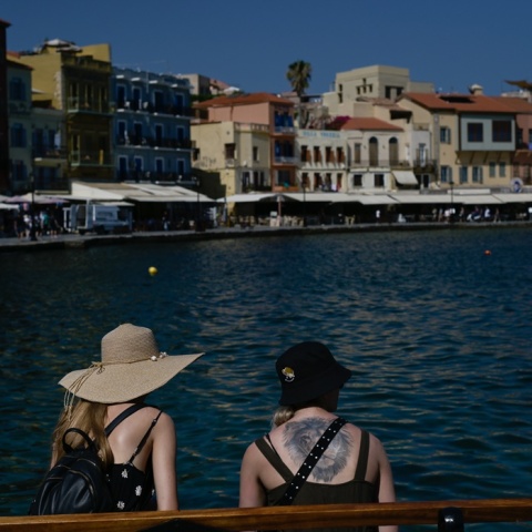 Τουρίστριες κάθονται σε παγκάκι στην παλιά πόλη των Χανίων