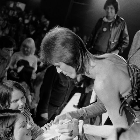 Οι δύο επετειακές επανεκδόσεις του άλμπουμ «Aladdin Sane» του David Bowie που θα κυκλοφορήσουν τον Απρίλιο του 2023