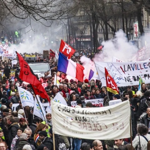 Γαλλία: Οι εργαζόμενοι απεργούν κατά της συνταξιοδοτικής μεταρρύθμισης του προέδρου Μακρόν – Παραλύουν συγκοινωνίες και σχολεία - Φόβοι επεισοδίων.