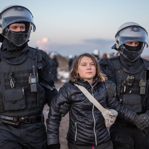 Η πρώτη αντίδραση της Γκρέτα Τούνμπεργκ μετά την προσαγωγή της σε επεισοδιακή διαδήλωση στη Γερμανία - Αφέθηκε ελεύθερη η 20χρονη ακτιβίστρια.